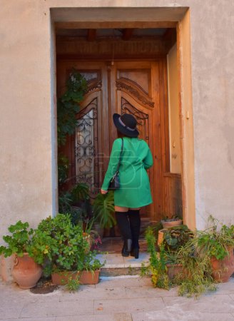 Téléchargez les photos : Femme dans une robe verte avec un sac en arrière-plan - en image libre de droit