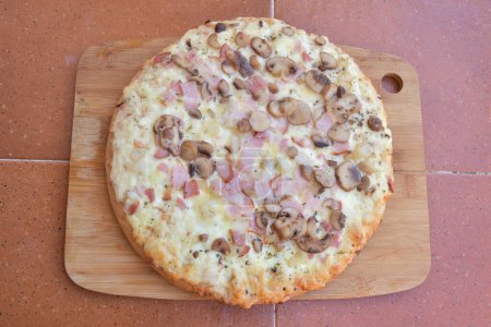 Foto de Pizza con queso y champiñones - Imagen libre de derechos