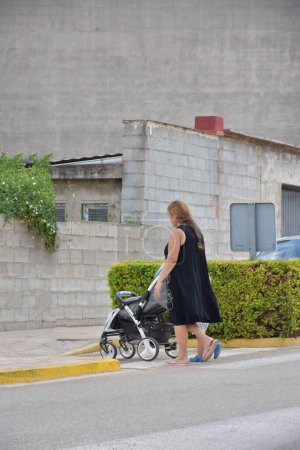 Téléchargez les photos : Young woman with stroller, baby pram - en image libre de droit