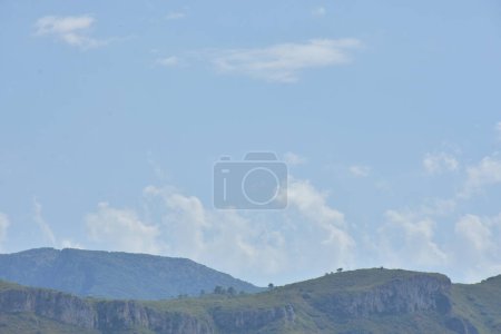 Téléchargez les photos : Beau paysage avec montagnes et nuages - en image libre de droit