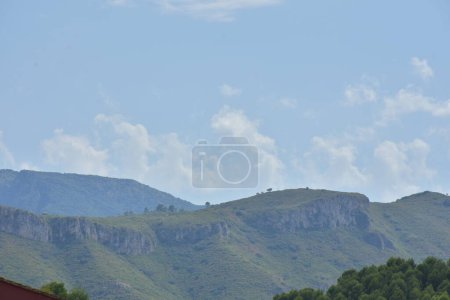 Foto de Hermoso paisaje con montañas y nubes - Imagen libre de derechos