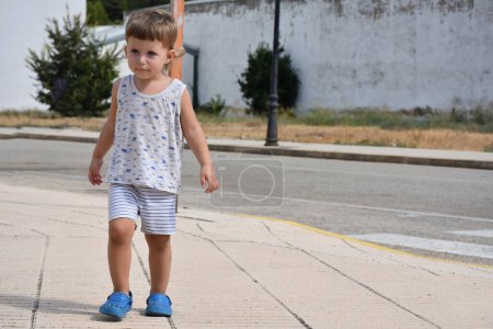 Foto de Niño jugando en la calle - Imagen libre de derechos