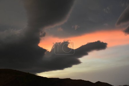 Téléchargez les photos : Magnifique coucher de soleil sur les montagnes - en image libre de droit