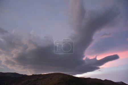 Téléchargez les photos : Magnifique coucher de soleil sur la montagne - en image libre de droit