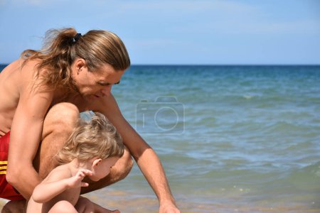 Téléchargez les photos : Father and boy on the beach - en image libre de droit