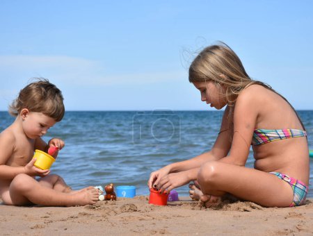 Foto de Niños jugando en la playa - Imagen libre de derechos