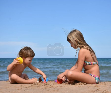 Téléchargez les photos : Enfants jouant sur la plage - en image libre de droit
