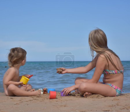 Foto de Niños jugando en la playa - Imagen libre de derechos