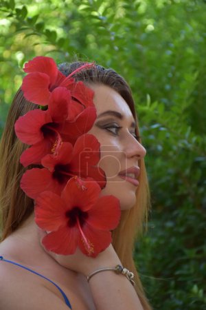 Foto de Portrait of a beautiful young woman with flowers in hair - Imagen libre de derechos