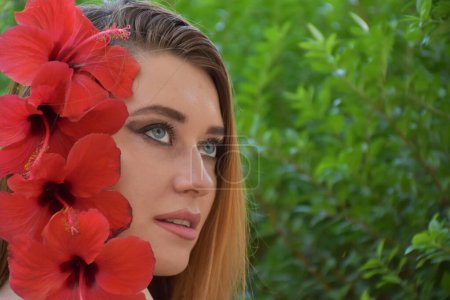 Foto de Portrait of a beautiful young woman with flowers in hair - Imagen libre de derechos