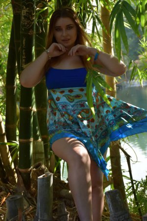 Foto de Hermosa joven en un vestido de verano posando en el parque - Imagen libre de derechos