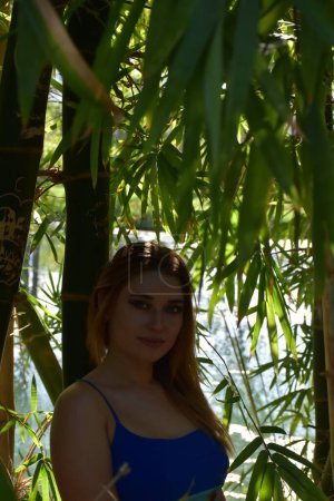 Foto de Hermosa joven en un vestido de verano posando en el parque - Imagen libre de derechos