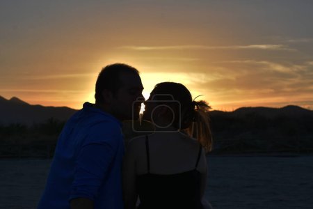 Foto de Back view of romantic couple at sunset - Imagen libre de derechos
