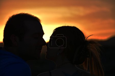 Foto de Back view of romantic couple at sunset - Imagen libre de derechos