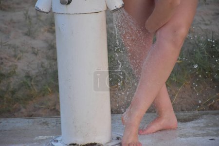 Téléchargez les photos : Laver les pieds dans l'eau - en image libre de droit