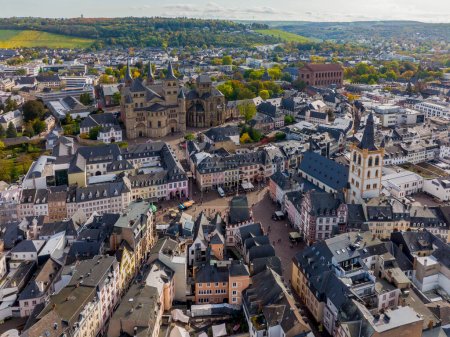 Foto de Aerial Drone Shot of the City Center in Trier, Rheinland-Pfalz (en inglés). Día de otoño en la famosa ciudad alemana. 4k - Imagen libre de derechos