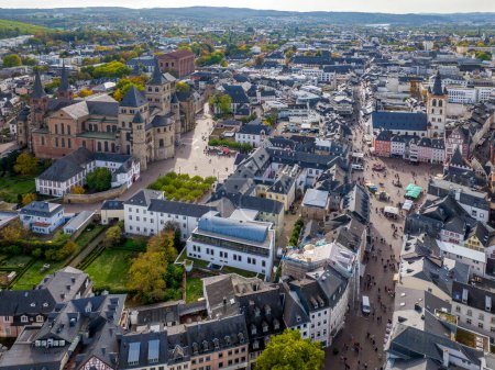 Foto de Aerial Drone Shot of the City Center in Trier, Rheinland-Pfalz (en inglés). Día de otoño en la famosa ciudad alemana. 4k - Imagen libre de derechos