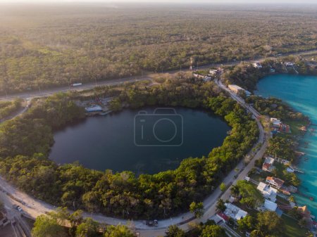 Téléchargez les photos : Aerial Drone Shot of Beautiful Cenote Azul and view on 7 seven colors lagoon in Bacalar, Quintana Roo, Mexico. - en image libre de droit