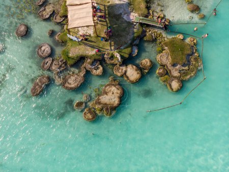 Téléchargez les photos : Drone Drone Shot of Ancient Stromatolites également connu sous le nom de pierres vivantes dans la lagune de sept couleurs près de Bacalar, Quintana Roo, Mexique - en image libre de droit