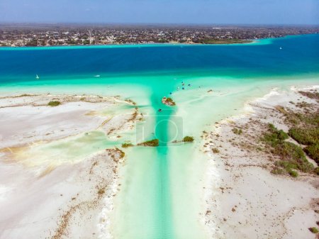 Foto de Aerial Drone Shot of the Pirate Channel of Bacalar Quintana roo, México. Naufragio isla en Laguna de siete colores. - Imagen libre de derechos