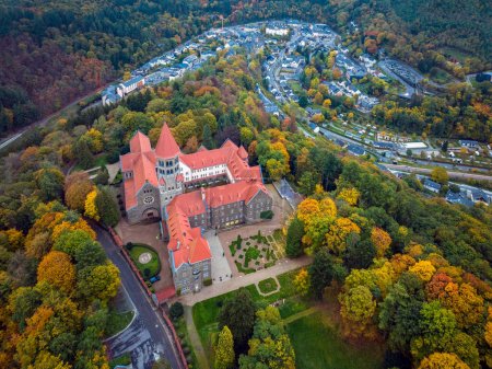 Drohnenaufnahme der Abtei in Clervaux, Luxemburg in geheimnisvoller Abenddämmerung. 4k, 5k