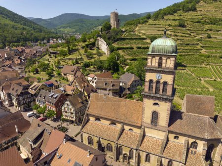 Drohnenaufnahmen des Dorfes Kaysersberg im Elsass an einem Tag. Sommer in Frankreich, Schloss und eine wunderschöne Stadt. Hochwertiges Foto