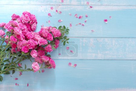 Foto de Pink roses on the boards. Composition of spring blooming flowers - Imagen libre de derechos