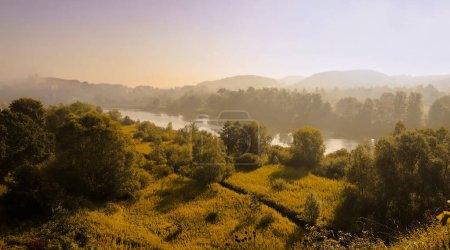 Téléchargez les photos : Beau paysage avec une rivière et un lac en arrière-plan - en image libre de droit