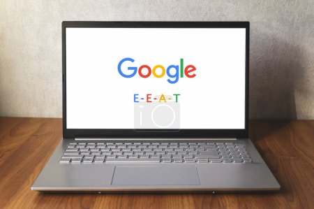 Téléchargez les photos : Google E-E-A-T sur écran d'ordinateur portable sur le bureau. Mise à jour des directives Quality Rater. Expérience ajoutée. Varsovie, Pologne - 17 décembre 2022. - en image libre de droit