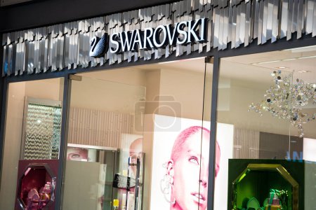 Foto de Swarovski store entrance with logo in a shopping mall. Svarovski boutique. Budapest, Hungary - February 3, 2023. - Imagen libre de derechos