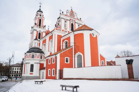 Téléchargez les photos : Église Sainte-Catherine en hiver, une église catholique romaine dans la vieille ville de Vilnius. Vilnius, Lituanie - 9 mars 2023. - en image libre de droit