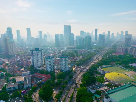 Téléchargez les photos : JAKARTA - Indonésie. 07 novembre 2022 : Vue aérienne de la pollution couverte Jakarta paysage urbain à l'heure du matin - en image libre de droit