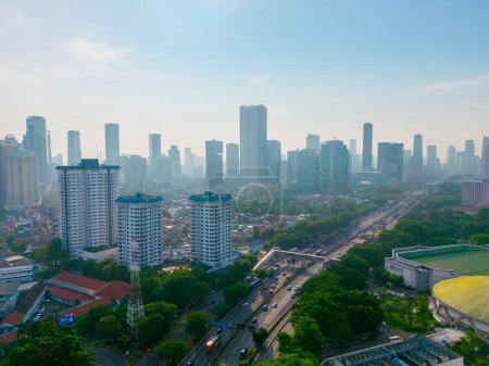 Téléchargez les photos : JAKARTA - Indonésie. 07 novembre 2022 : Vue aérienne de la route à péage et du gratte-ciel lors d'une matinée brumeuse à Jakarta, Indonésie - en image libre de droit
