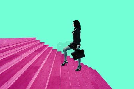 Foto de Collage con una mujer joven y una escalera de carrera collage en estilo revista. Arte contemporáneo. Diseño moderno - Imagen libre de derechos