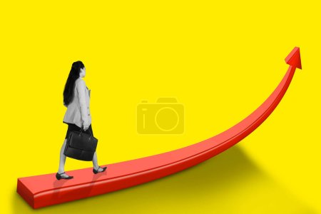 Photo pour Collage photo de jeune femme d'affaires marchant vers l'avant de plus en plus - image libre de droit