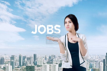 Téléchargez les photos : Image multi exposition de femme d'affaires confiante avec le mot JOBS sur fond de ville - en image libre de droit