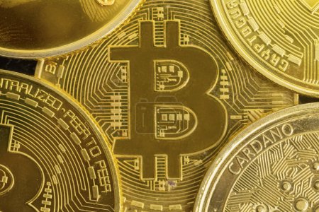 Téléchargez les photos : Gros plan sur Bitcoins coins. Monnaie cryptographique, Bitcoin. BTC, Bit Coin. Technologie blockchain, exploitation minière Bitcoin - en image libre de droit