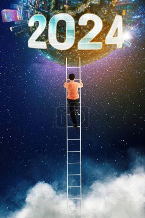 Téléchargez les photos : Homme surréaliste essaie d'atteindre le ciel avec une échelle. 2024 nouvelle année succès - en image libre de droit