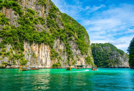 Blick auf die Pi Leh Lagune (auch als Grüne Lagune bekannt) auf den Ko Phi Phi Inseln, Thailand. Blick vom typischen Langschwanzboot. Typisch thailändisches Bild vom tropischen Paradies. Kalksteinfelsen und türkisfarbenes Wasser.