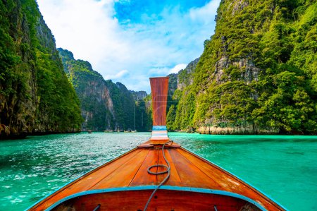 Blick auf die Pi Leh Lagune (auch als Grüne Lagune bekannt) auf den Ko Phi Phi Inseln, Thailand. Blick vom typischen Langschwanzboot. Typisch thailändisches Bild vom tropischen Paradies. Kalksteinfelsen und türkisfarbenes Wasser.