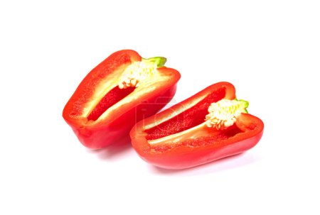 Foto de Pimiento rojo dulce medio aislado sobre fondo blanco - Imagen libre de derechos