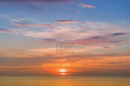 Téléchargez les photos : Fond ciel coucher de soleil plage devant coloré beau patong phuket thailand - en image libre de droit