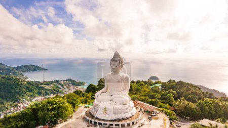 Téléchargez les photos : Après-midi ciel clair et l'océan bleu sont à l'arrière de Phuket Big Buddha statue.white Phuket grand Bouddha est l'un des points de repère sur l'île de Phuket Thaïlande. - en image libre de droit