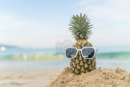 Foto de Hombre de frutas hecho de piñas en la playa turismo de frutas para la salud Frutas para tomar el sol divertidas y lindas. Comida festiva. Concepto de viaje de verano. invitación de diseño de fondo blanco para visitar el espacio de copia - Imagen libre de derechos