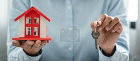 Agent immobilier détenant les clés de dépôt du client après avoir signé le contrat de location du contrat d'achat de vente.