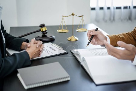 Männlicher Rechtsanwalt oder Notar arbeitet als Beratungs- und Gesprächspartner für die Mandantin im Büro, Rechts- und Rechtsdienstleistungskonzept.