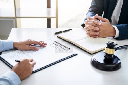 Geschäftsfrau und männlicher Rechtsanwalt oder Richter beraten und konferieren mit Klienten in Kanzlei im Büro, Konzept für Rechts- und Rechtsdienstleistungen.