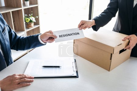 Bild einer Geschäftsfrau, die einen Karton in der Hand hält und einen Kündigungsbrief an ihren Chef schickt, Arbeitsplatzwechsel, Arbeitslosigkeit, Rücktrittskonzept.