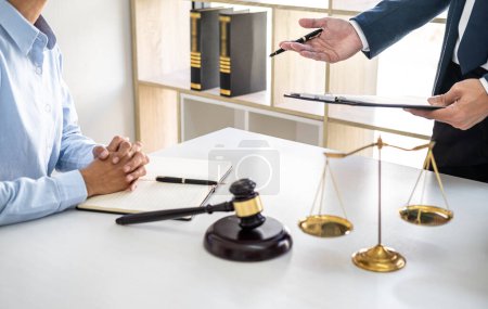 Geschäftsfrau und männlicher Rechtsanwalt oder Richter beraten und konferieren mit Klienten in Kanzlei im Büro, Konzept für Rechts- und Rechtsdienstleistungen.
