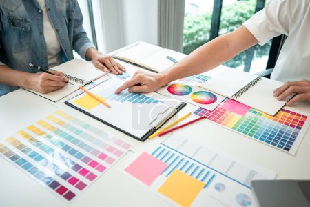 Team von kreativen Grafikdesignern arbeitet an Farbmusterdiagramm für Auswahlfärbung in Inspiration, um neue Kollektionen am Arbeitsplatz zu erstellen.